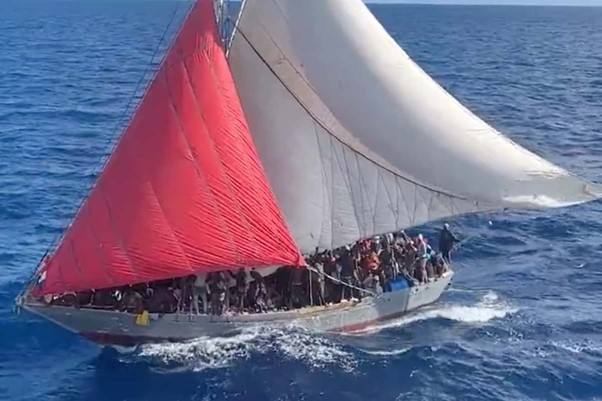 Gần 400 người di cư trên một con tàu dài 50 feet đã bị chặn lại ở Bahamas. (Nguồn: Lực lượng bảo vệ bờ biển Mỹ)