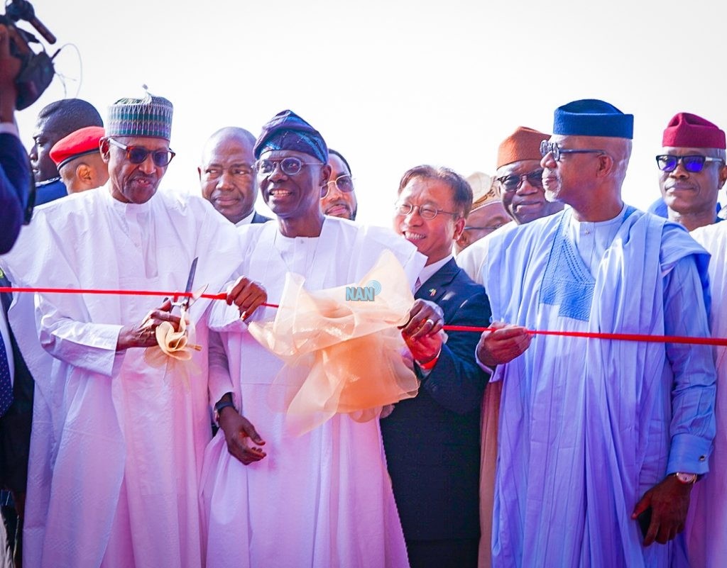 ổng thống Nigeria Muhammadu Buhari tham dự lễ khánh thành cảng biển nước sâu Lekki, một cảng biển mang tính biểu tượng ở bang Lagos phía Tây Nam. 