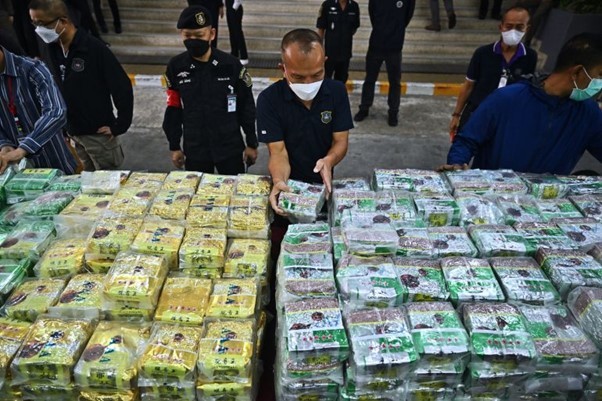 Cảnh sát Thái Lan trưng bày các gói ma túy đá giấu trong túi trà tại Cục Phòng chống ma túy ở Bangkok vào ngày 24/1. (Nguồn: AFP)