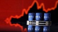 Giá xăng dầu hôm nay 23/3: Đồng USD tụt dốc, giá dầu leo dốc
