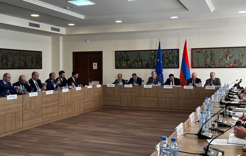 EU 'vươn tay' tới xung đột ở Kavkaz, cùng Armenia tổ chức đối thoại lần đầu tiên. (Nguồn: Arm Radio)