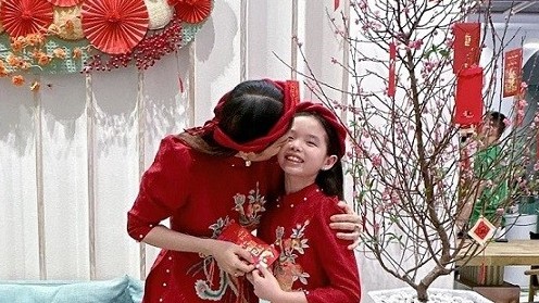 Thời trang áo dài đôi của mỹ nhân Việt và con gái những ngày đón Tết