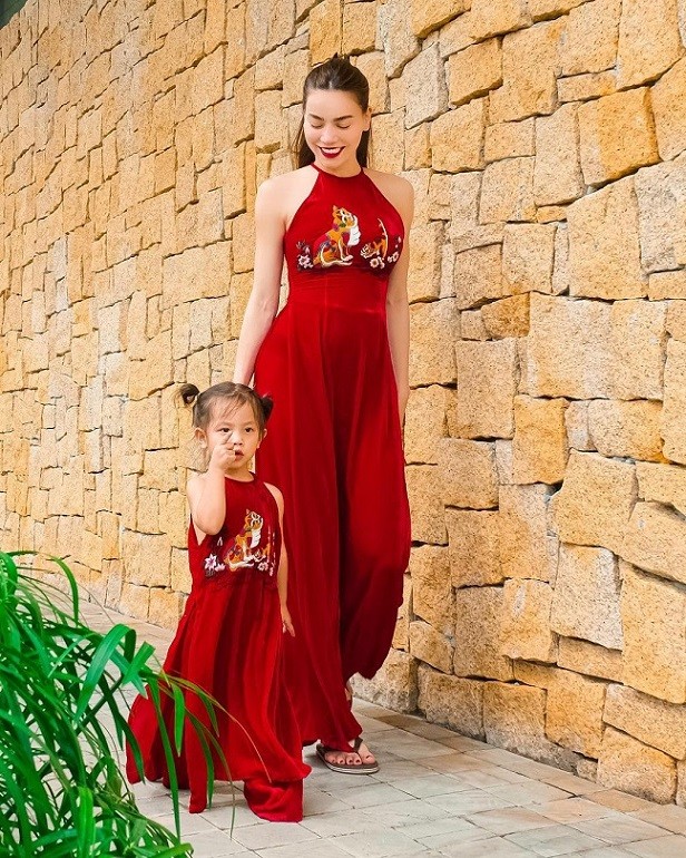 Thời trang áo dài đôi đón Tết của mỹ nhân Việt và con gái những ngày đón Tết
