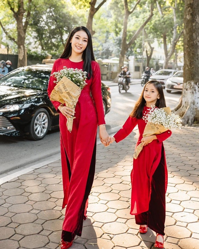 Thời trang áo dài đôi đón Tết của mỹ nhân Việt và con gái những ngày đón Tết