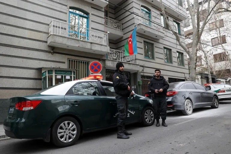 (01.27) Cảnh sát tại hiện trường sau vụ tấn công Đại sứ quán Azerbaijan tại Tehran ngày 27/1. (Nguồn: Reuters)
