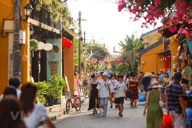 Tourists at Hoi An (Photo: VNA)