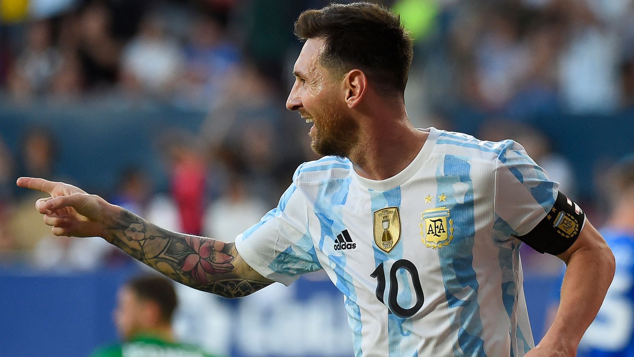 Báo Guardian: Messi là cầu thủ bóng đá xuất sắc nhất thế giới, Ronaldo ngoài top 50