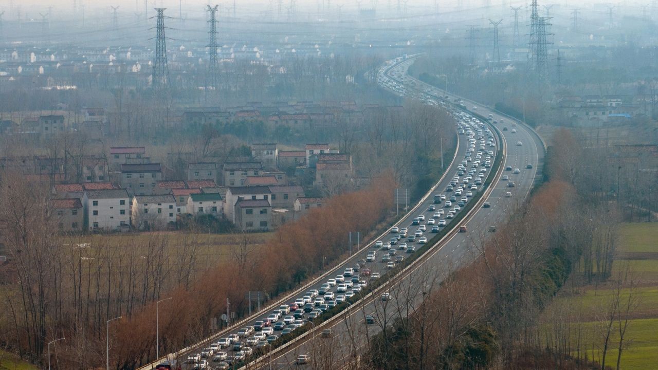  đường cao tốc ở thành phố Hoài An, tỉnh Giang Tô, miền Đông Trung Quốc. Đó là ngày mùng 2 của Tết Nguyên đán, khi người dân bắt đầu đi du lịch về thăm gia đình và đường cao tốc các cấp đã vào cao điểm.