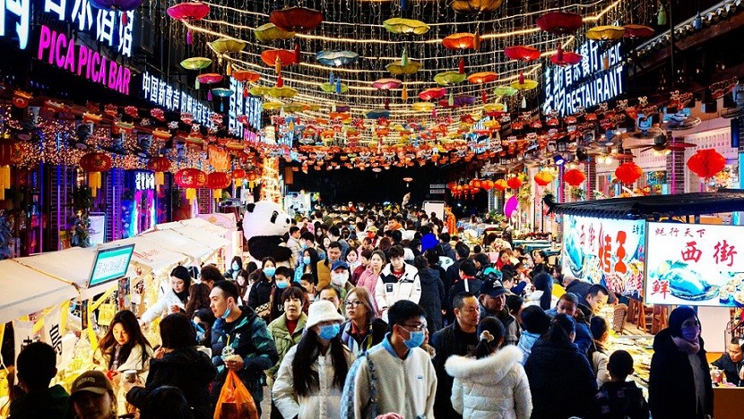 Người dân đi mua sắm ở Quế Lâm, tỉnh Quảng Tây, Trung Quốc ngày 25/1.