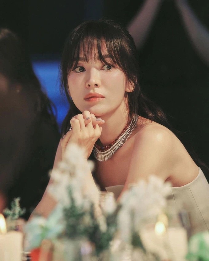 Song Hye Kyo thú nhận, việc già đi là điều bình thường và cô không quá bận tâm tới những lời khen chê ngoại hình. (Nguồn: News)