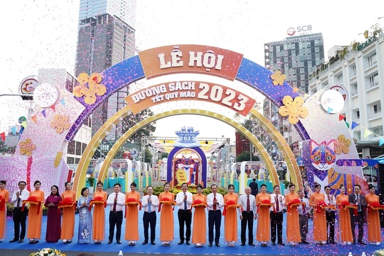  Các đồng chí lãnh đạo TP Hồ Chí Minh cắt băng khai mạc Lễ hội Đường sách chiều 19/1 (Ảnh: An Nhiên)