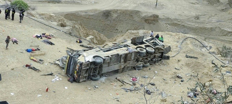 Xe khách lao vực ở Khúc quanh của Quỷ tại Peru, ít nhất 24 người thiệt mạng. Ít nhất 24 người, trong đó có một số người Haiti, đã chết vào ngày 28 tháng 1 năm 2023 tại vùng Piura của Peru, phía bắc Lima, khi một chiếc xe buýt chở 60 hành khách rơi khỏi vách đá, cảnh sát cho biết. (Nguồn: hãng tin GP Canal)
