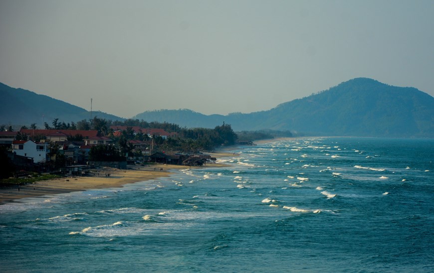 The small Lang Co town in Phu Loc district, Thua Thien – Hue province is located on the root of the imposing Hai Van Pass. (Photo: VNA)