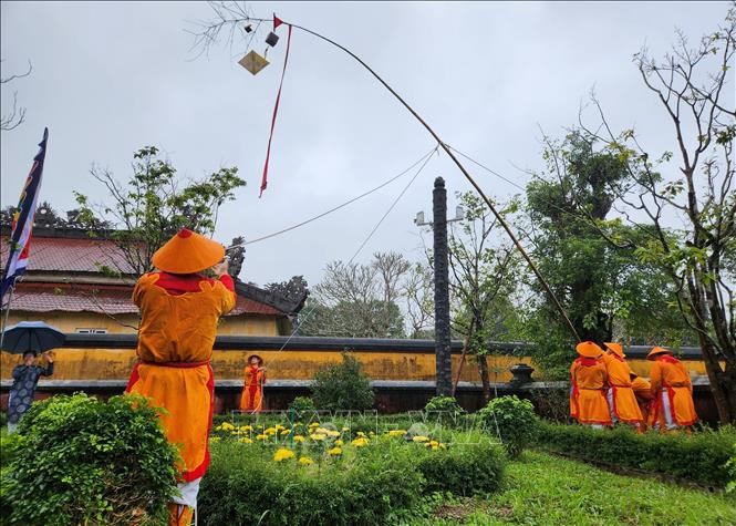 Neu pole lowering ceremony. (Photo: VNA)