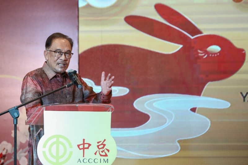 Thủ tướng Malaysia Anwar Ibrahim phát biểu tại tiệc chiêu đãi nhân dịp Tết Nguyên đán năm 2023 của Phòng Thương mại và Công nghiệp Malaysia (ACCCIM) tối 28/1. (Nguồn: Malay Mail)