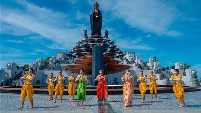 Tourists flock to Ba Den Mountain to join spring festival