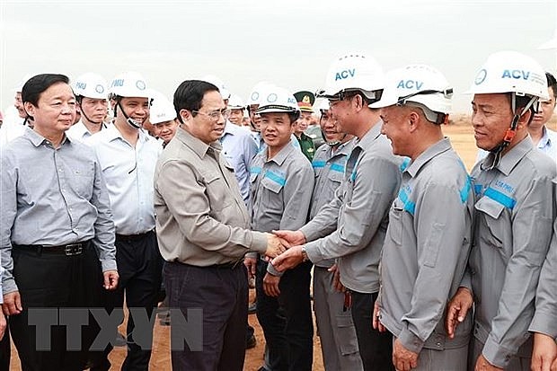 Thủ tướng Phạm Minh Chính với kỹ sư, công nhân các đơn vị thi công dự án Cảng hàng không quốc tế Long Thành. (Nguồn: TTXVN)