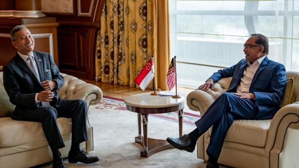 Thủ tướng Malaysia Anwar Ibrahim (phải) gặp Ngoại trưởng Singapore Vivian Balakrishnan trong chuyến thăm chính thức Malaysia ngày 17/1/2023. (Nguồn: Văn phòng Thủ tướng Malaysia)