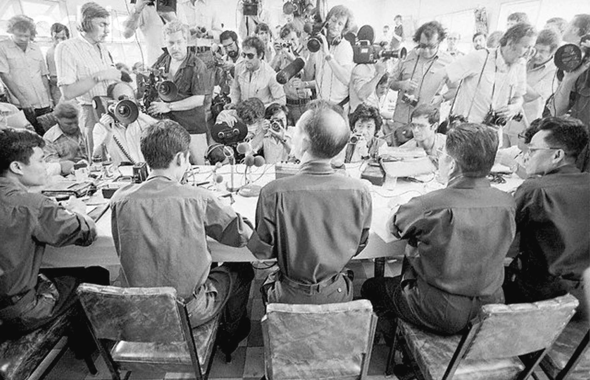 Đại tá Võ Đông Giang chủ trì một cuộc họp báo ở Trại Davis - Sài Gòn.