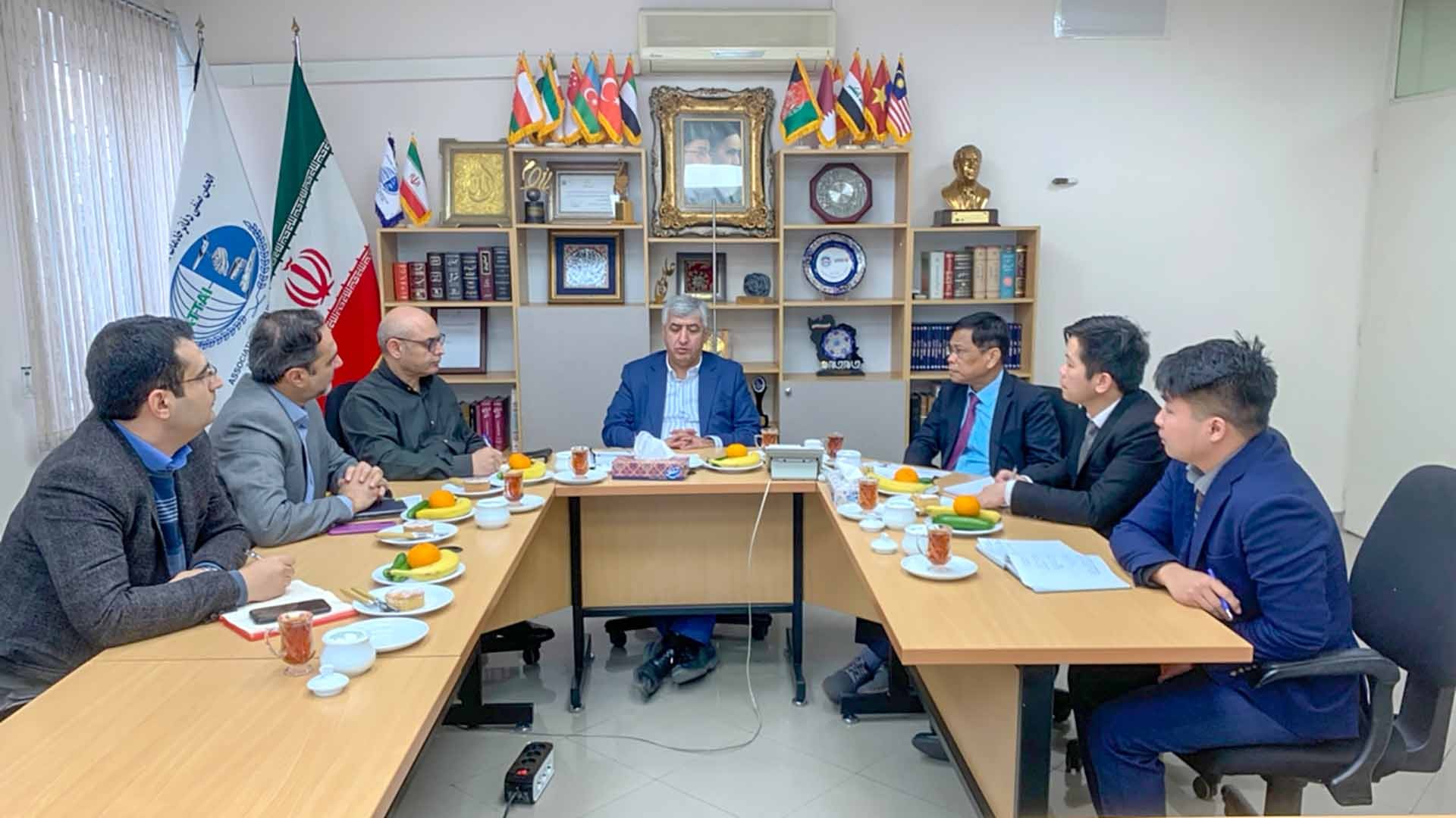 Đại sứ Việt Nam tại Iran Lương Quốc Huy làm việc với ông Hormatallah Rafiei, Chủ tịch Hiệp hội Vận tải Hàng không và Doanh nghiệp Du lịch Iran.