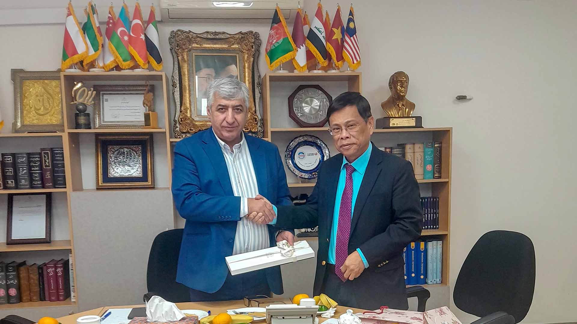 Đại sứ Việt Nam tại Iran Lương Quốc Huy và ông Hormatallah Rafiei, Chủ tịch Hiệp hội Vận tải Hàng không và Doanh nghiệp Du lịch Iran.
