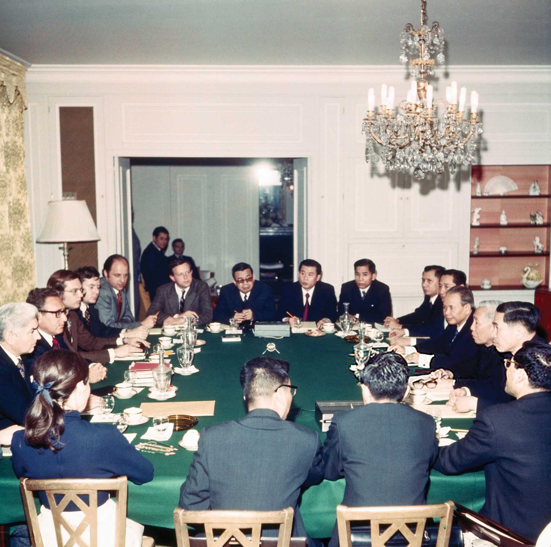 Cuộc đàm phán giữa ông Henry Kissinger và ông Lê Đức Thọ tại một ngôi nhà trên sân Golf of Saint Nom la Breteche gần Paris, tháng 01/1973. Ngoài cùng bên trái lần lượt là Phó Trợ lý Ngoại trưởng William H. Sullivan, H. Kissinger và Winston Lord - thành vi