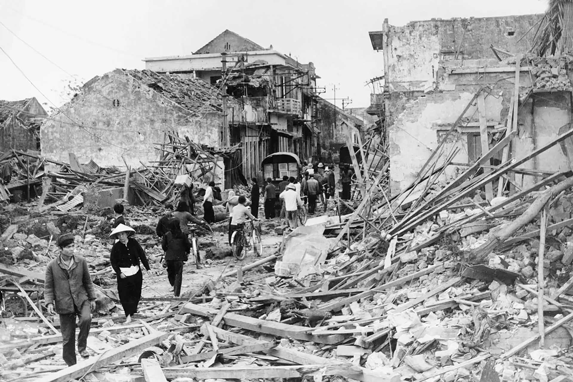 Khu phố Khâm Thiên, Hà Nội sau đợt ném bom của Không quân Mỹ ngày 27/12/1972.