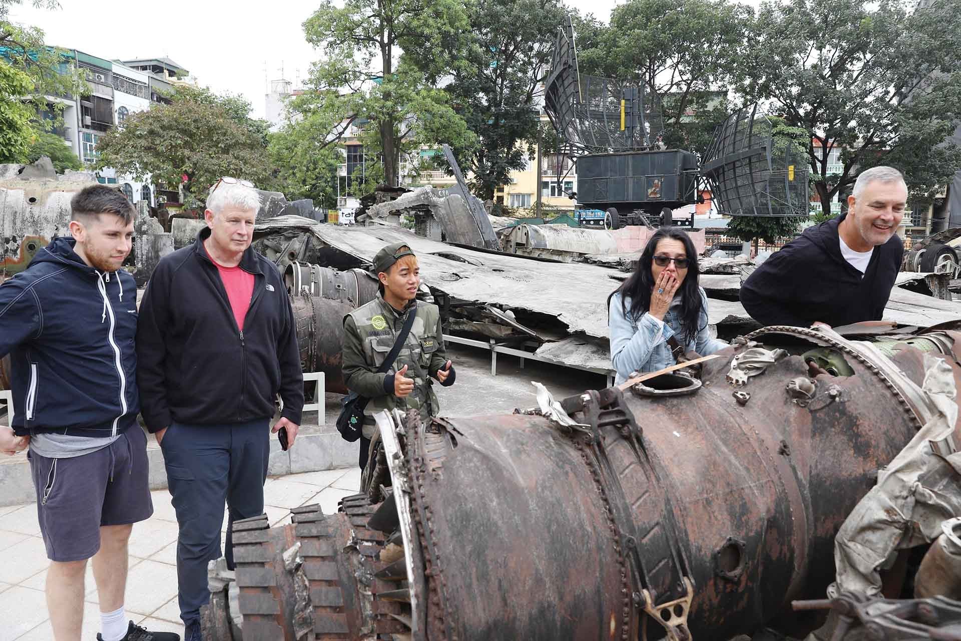 Du khách tham quan Bảo tàng Lịch sử quân đội Việt Nam.