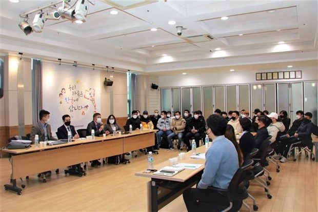 Working session between representatives from Vietnam Centre for Overseas Labour and Ansan Counseling Centre for Foreign Workers. (Photo: VNA)