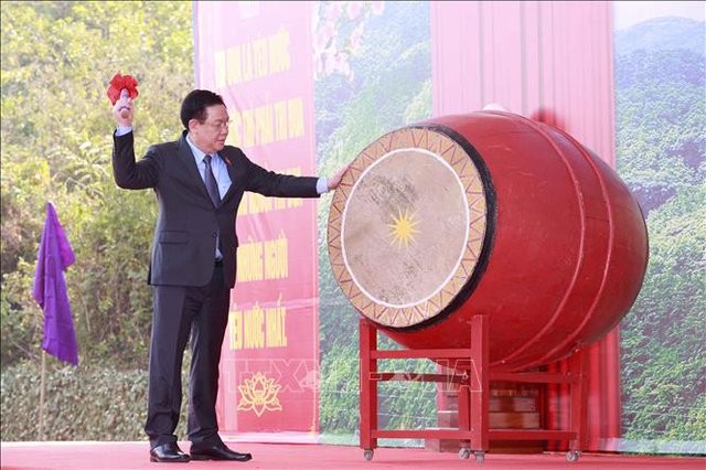 Chủ tịch Quốc hội Vương Đình Huệ đánh trống phát động thi đua và Tết trồng cây đời đời nhớ ơn Bác Hồ Xuân Quý Mão 2023 của tỉnh Tuyên Quang: Ảnh: Quochoi.vn