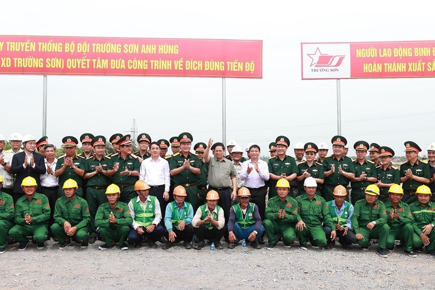 Thủ tướng Phạm Minh Chính với cán bộ, sỹ quan Binh đoàn 12 và các đơn vị thi công. (Ảnh: Dương Giang/TTXVN)