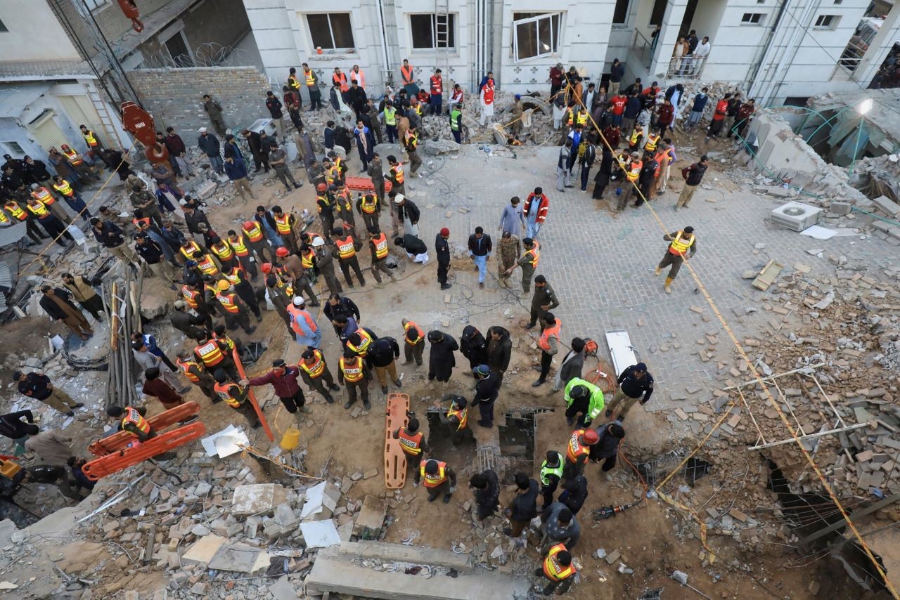 Lực lượng cứu hộ Pakistan tìm kiếm các nạn nhân mắc kẹt dưới đống đổ nát tại hiện trường vụ nổ khu đền thờ ở Peshawar, ngày 30/1/2023. (Nguồn: Reuters)