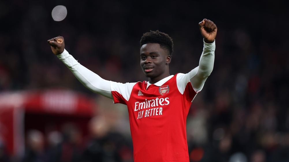 : Bukayo Saka ở lại Arsenal;