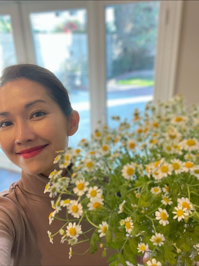 Kim Hiền an nhiên với cuộc sống trong ngôi nhà phủ đầy hoa lá