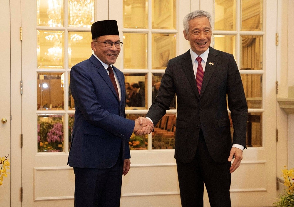 (01.31) Thủ tướng Malaysia Anwar Ibrahim và người đồng cấp nước chủ nhà Lý Hiển Long trong chuyến thăm Singapore ngày 30/1. (Nguồn: Reuters)