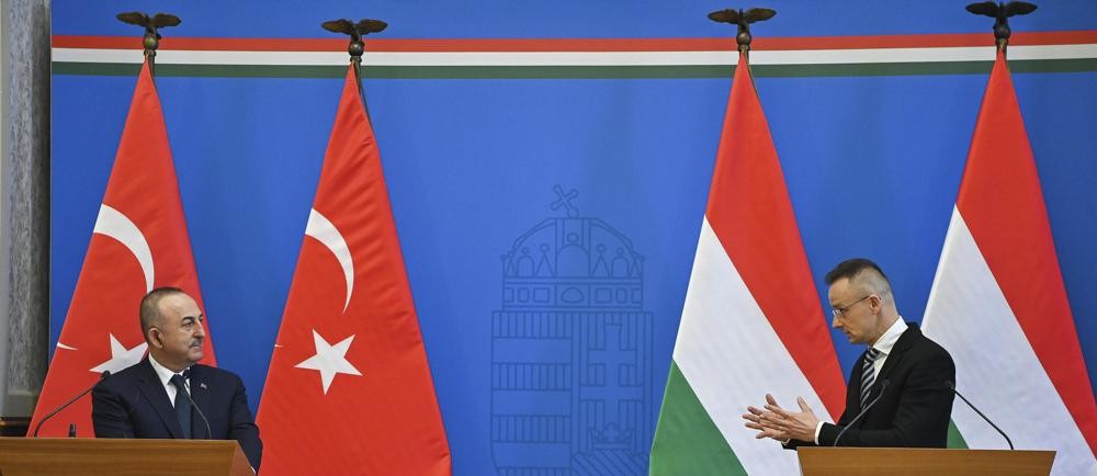 Ngoại trưởng Thổ Nhĩ Kỳ Mevlut Cavusoglu và Bộ trưởng Bộ Ngoại giao và Thương mại Hungary Peter Szijjarto tại cuộc họp báo chung sau cuộc hội đàm tại thủ đô Budapest, ngày 31/1/2023. (Nguồn: AP)