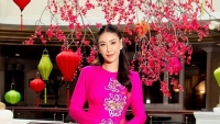 Hoa hậu Hà Kiều Anh và con gái cưng rạng rỡ diện áo dài du Xuân đón Tết