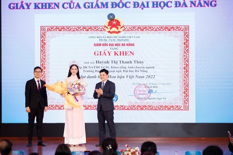 Hoa hậu ThanhThủy trở về thăm trường và được nhận học bổng toàn phần