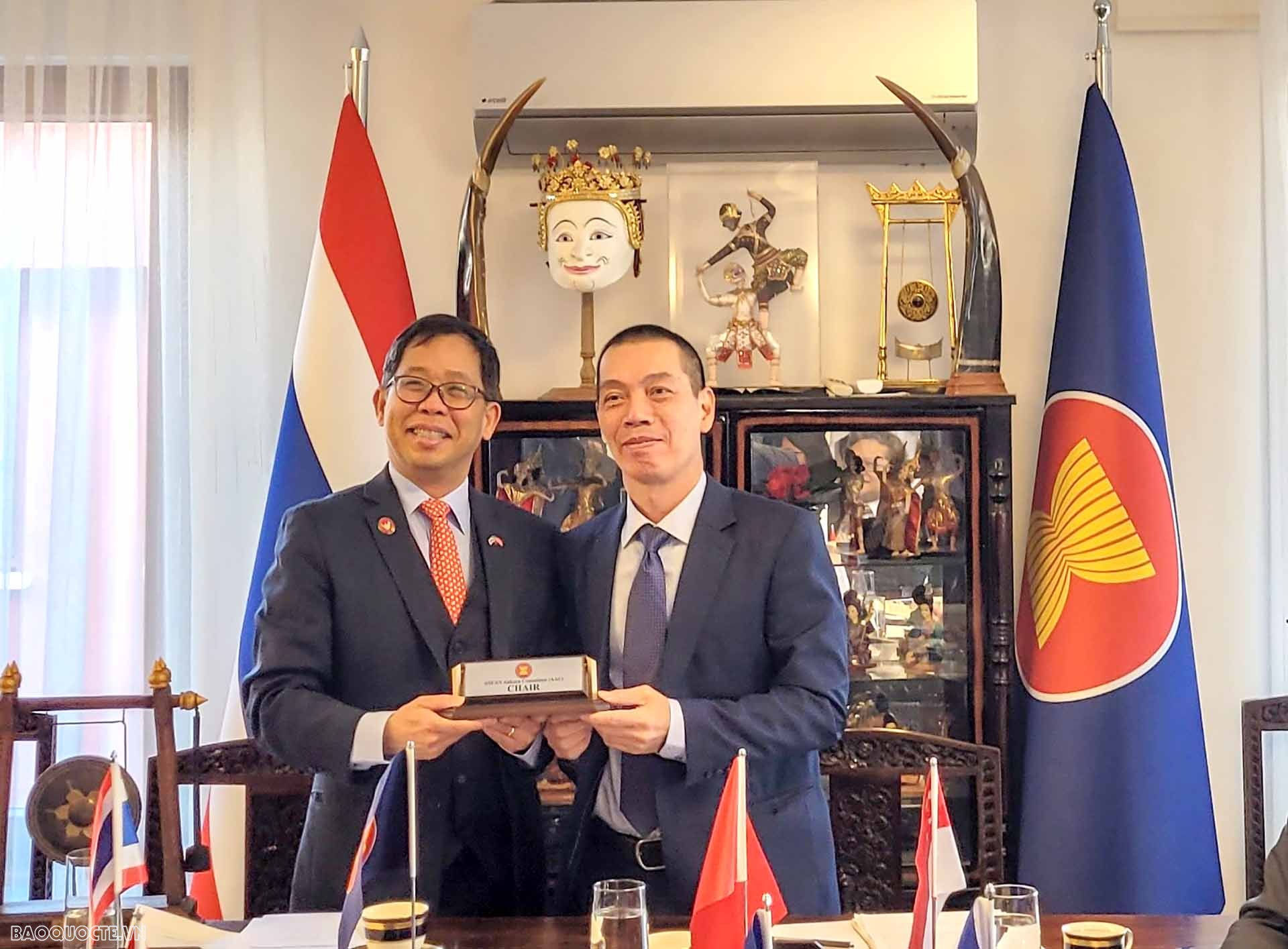 Đại sứ Đỗ Sơn Hải và Đại sứ Thái Lan Apirat Sugondhabhiram.