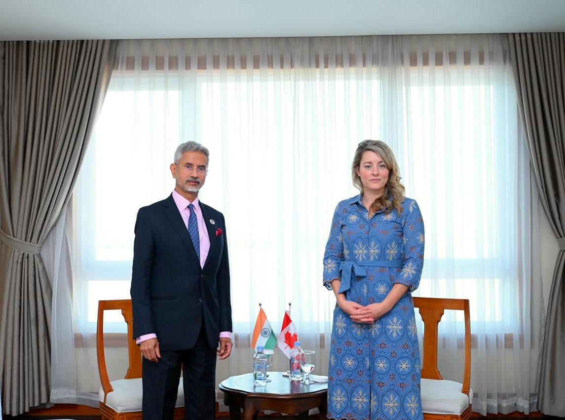 Ngoại trưởng Ấn Độ S Jaishankar gặp người đồng cấp Canada Mélanie Joly bên lề Hội nghị thượng đỉnh Đông Á ở Phnom Penh, Campuchia tháng 11/2022. (Nguồn: Twitter)