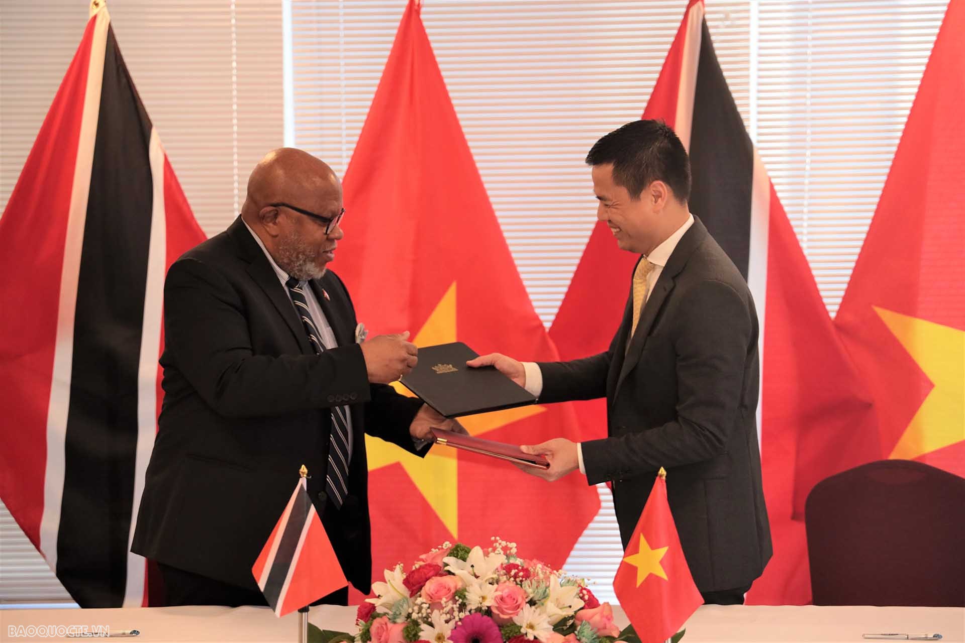 Đại sứ Đặng Hoàng Giang và Đại sứ Dennis Francis ký Thông cáo chung thiết lập quan hệ ngoại giao giữa Việt Nam và Trinidad & Tobago.