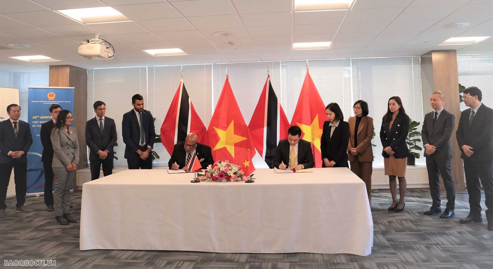 Đại sứ Đặng Hoàng Giang và Đại sứ Dennis Francis ký Thông cáo chung thiết lập quan hệ ngoại giao giữa Việt Nam và Trinidad & Tobago.