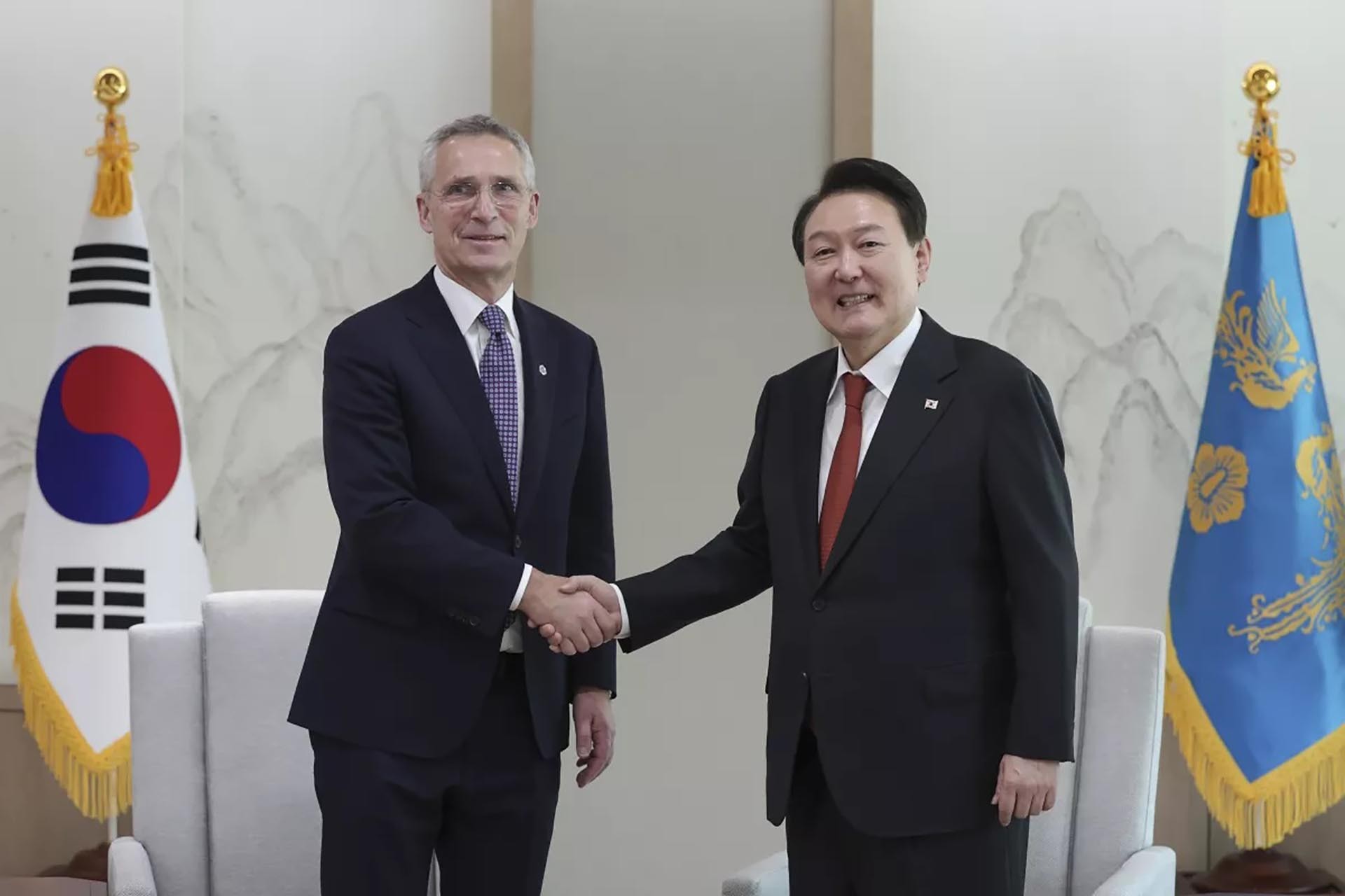 Tổng thư ký NATO Jens Stoltenberg và Tổng thống Hàn Quốc Yoon Suk Yeol, tại thủ đô Seoul ngày 30/1/2023. (Nguồn: Yonhap)