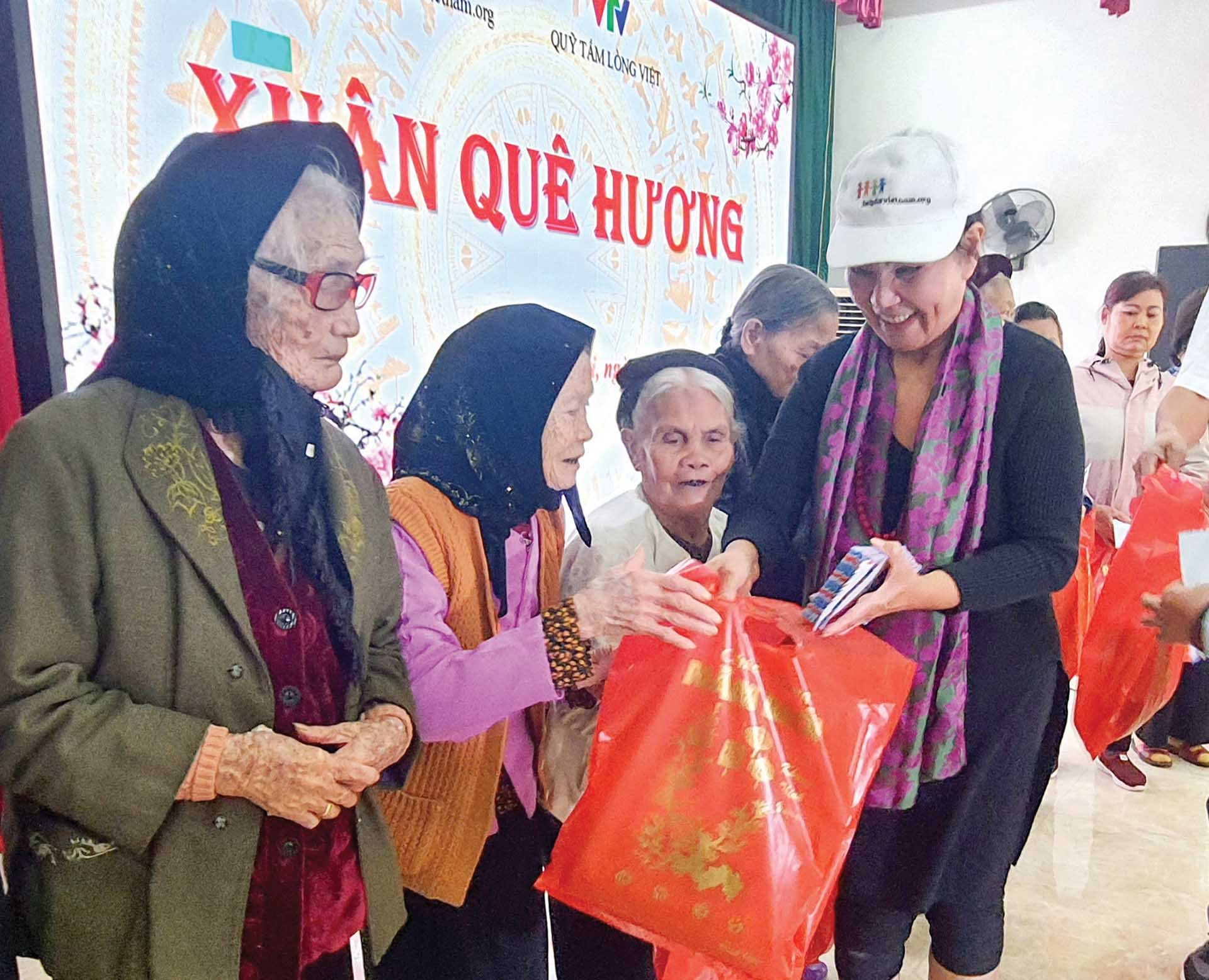 Chị Phạm Thị Thu Sương thăm hỏi các mẹ tại Trung tâm nuôi dưỡng và điều dưỡng Người có công số 2 Hà Nội. (Ảnh: Mạnh Cường)