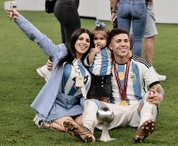 Bạn gái và con gái 2 tuổi của cầu thủ Enzo Fernandez