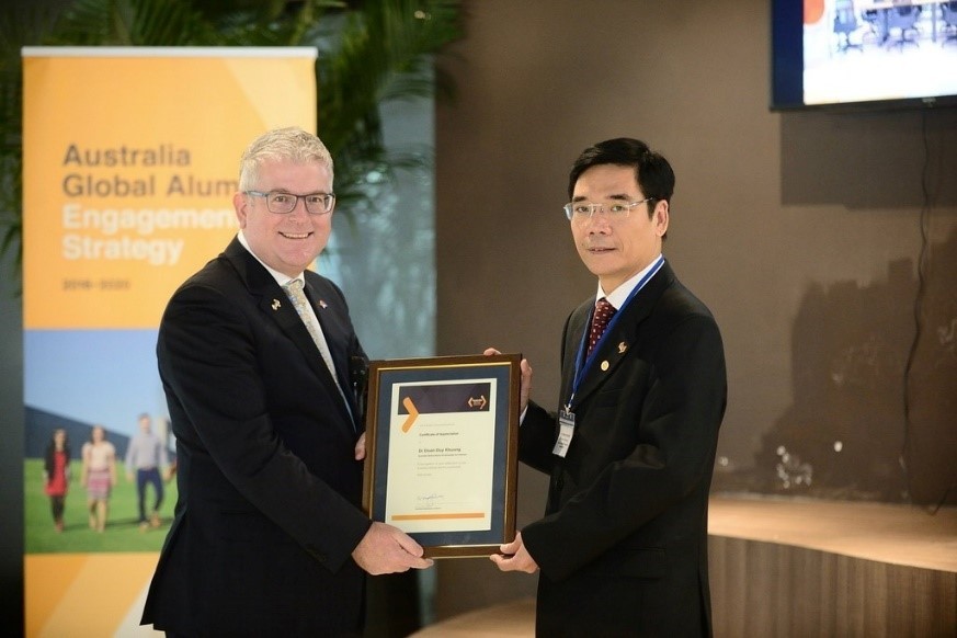 Đại sứ Australia Craig Chittick trao chứng nhận đóng góp cho TS Đoàn Duy Khương, Đại sứ Cựu sinh viên toàn cầu của Australia đại diện Việt Nam. (Nguồn: Đại sứ quán Australia tại Việt Nam)