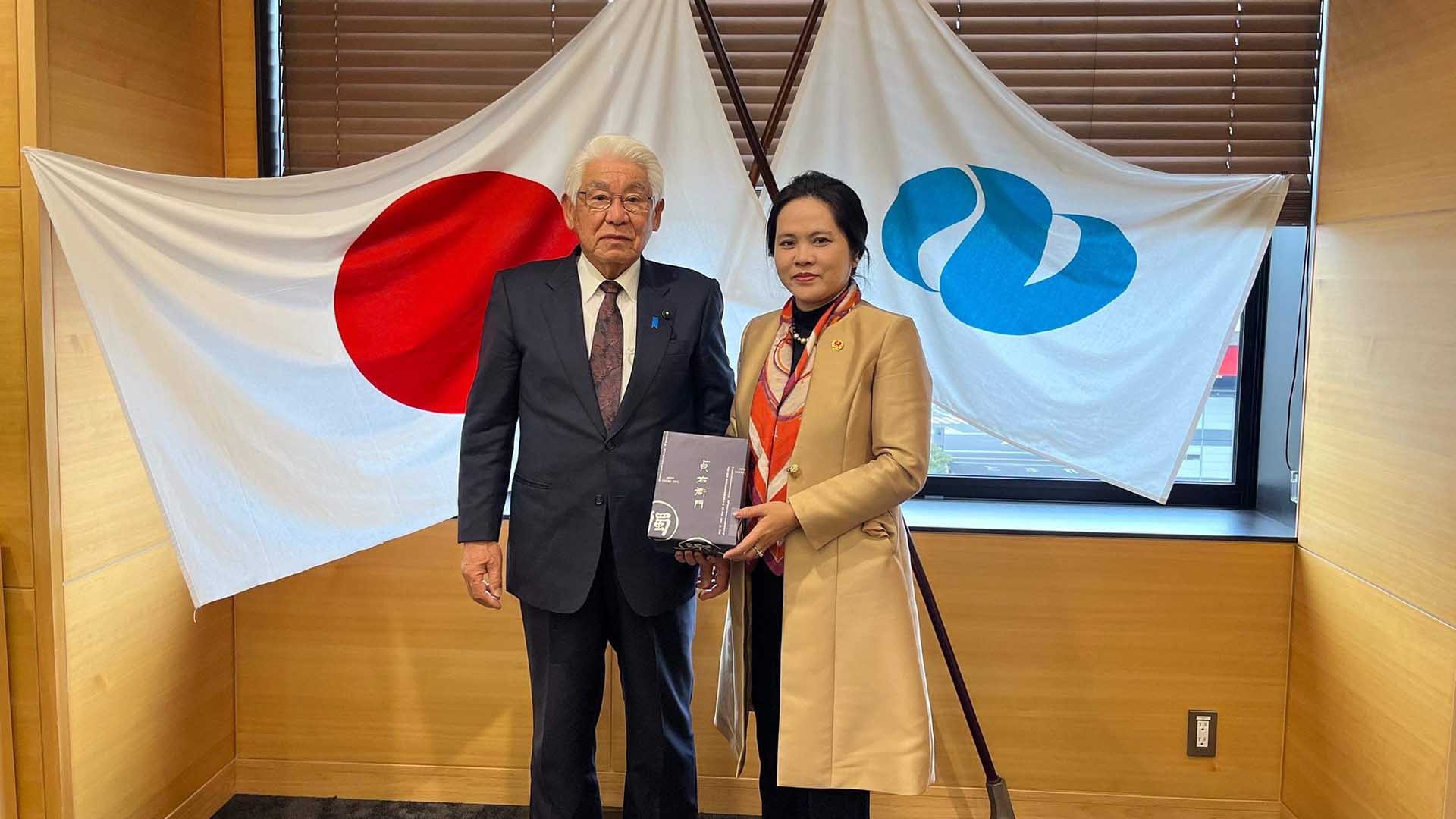 Tổng lãnh sự Vũ Chi Mai chào xã giao và làm việc với Chủ tịch Hội đồng tỉnh Nagasaki Nakashima Hiroyoshi.