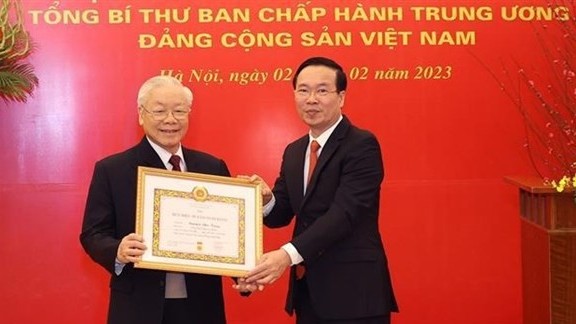 General Secretary Nguyen Phu Trong receives 55-year Party membership badge