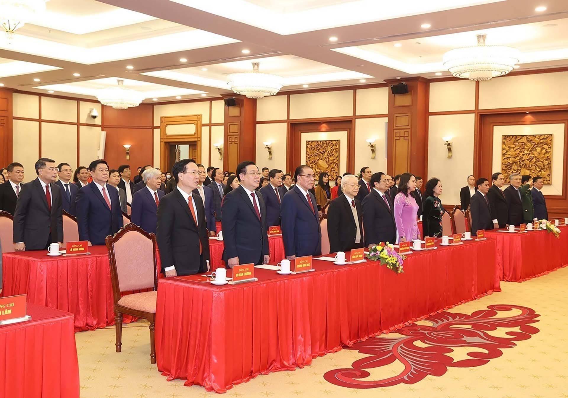 Các đồng chí lãnh đạo và nguyên lãnh đạo Đảng, Nhà nước thực hiện nghi lễ chào cờ. (Nguồn: TTXVN)