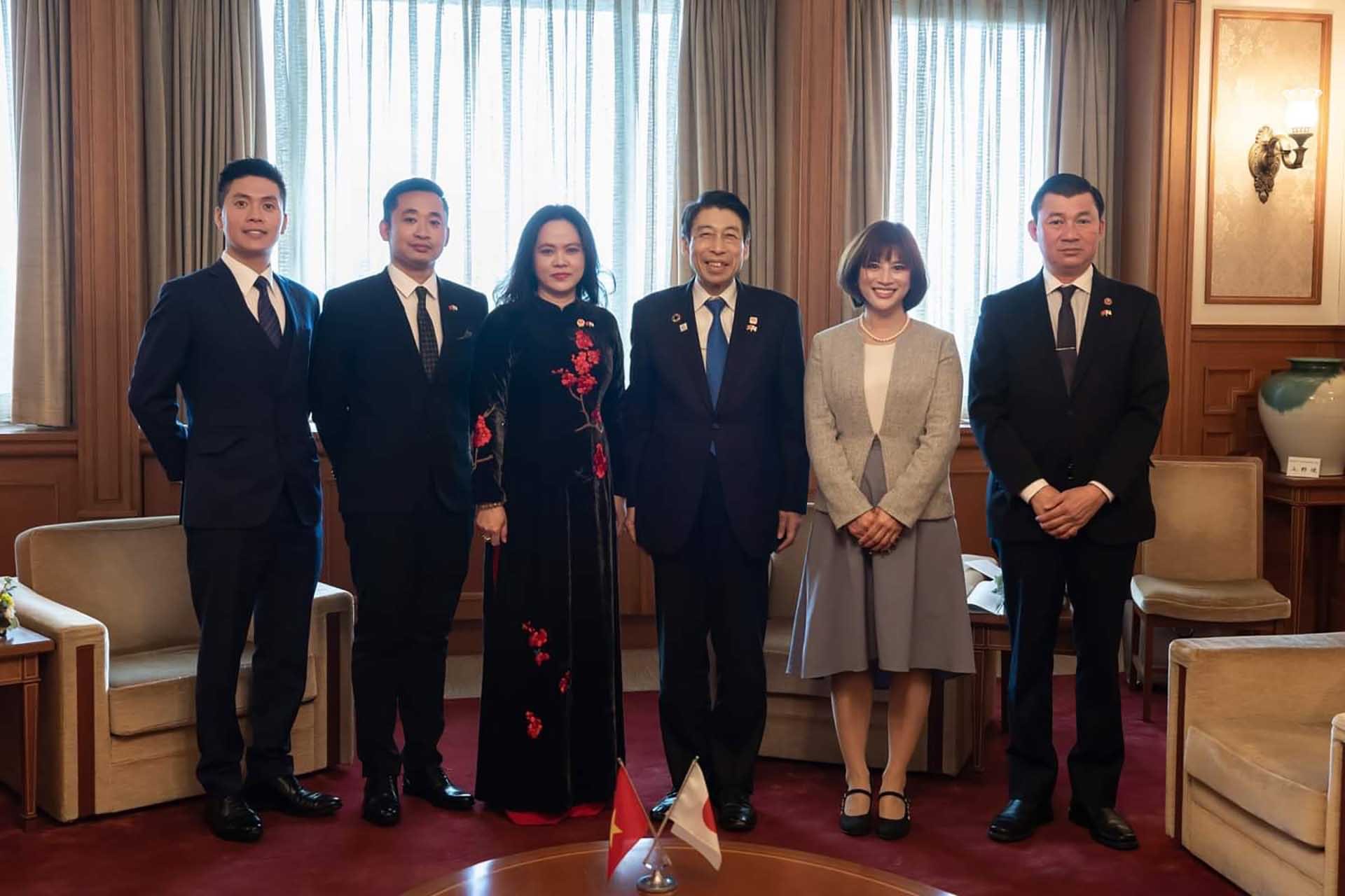 Tổng lãnh sự Việt Nam tại Fukuoka Vũ Chi Mai đến chào xã giao Thống đốc tỉnh Fukuoka Hattori Seitaro.